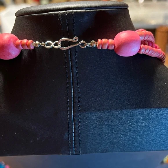 Pink Beaded Necklace with Artistic Pendant - Picture 5 of 7